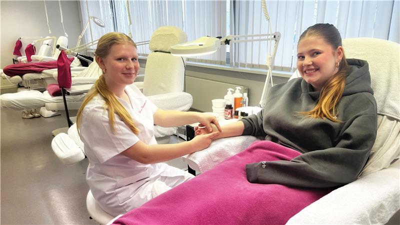 Die Praxis der Berufsfachschule Kosmetik: Clara Neumann (links) verpasst ihrer Mitschülerin Leni Trademann ein Handpeeling.
