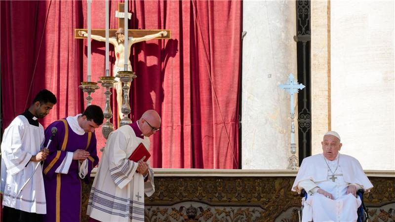 Papst Franziskus zeigt sich überraschend auf dem Petersplatz Die Predigt musste ein Erzbischof für ihn halten, aber dann kam der Papst persönlich.