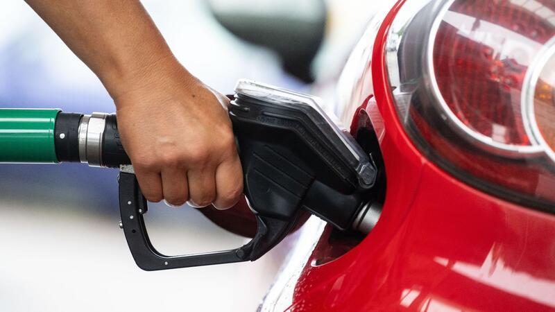 ADAC: Benzinpreis nähert sich dem Jahrestiefstand Die Preise für Benzin und Diesel sind zuletzt wieder gesunken. (Symbolbild)