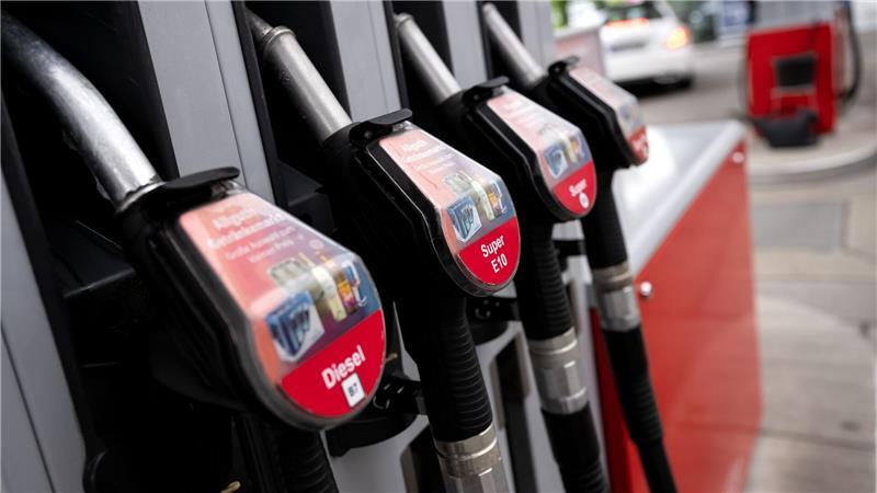 Die Preise für Diesel und Superbenzin haben sich in den vergangenen Jahren immer wieder angenähert. (Archivbild)