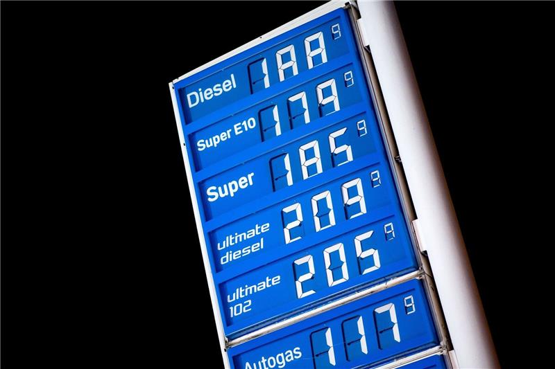 Spritsteuer: Preise an Tankstellen fallen teils deutlich Die Preise für Kraftstoffe werden kurz nach Mitternacht an einer Tankstelle angezeigt.