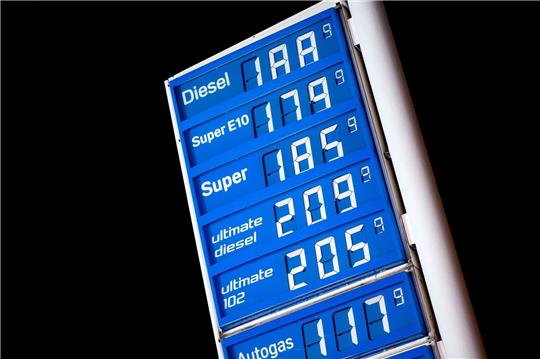 Die Preise für Kraftstoffe werden kurz nach Mitternacht an einer Tankstelle angezeigt.