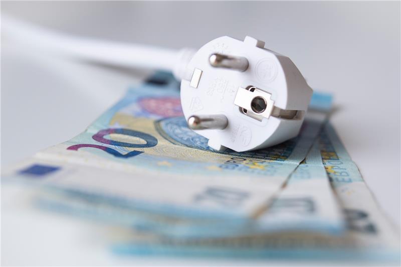 Die Preise für Strom und Gas steigen, auch im Landkreis Stade. Foto: Catherine Waibel/dpa-tmn