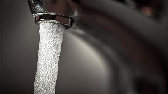 Die Preise für Trinkwasser steigen 2025 in Hamburg.
