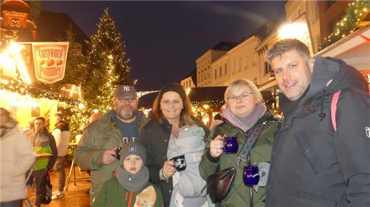 „Die Preise sind im Vergleich zu anderen Weihnachtsmärkten günstig“, findet Ralf Dessel (links). Gemeinsam mit Ehefrau Dagmar (Zweite von rechts) und Victoria van Dyk und Christoph Jochimsen genießt er die Feuerzangenbowle.