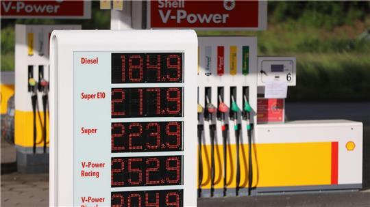 Die Preistafel an einer Shell-Tankstelle an der Autobahn 59 zeigt für Diesel einen Preis von 1,849 Euro pro Liter an.