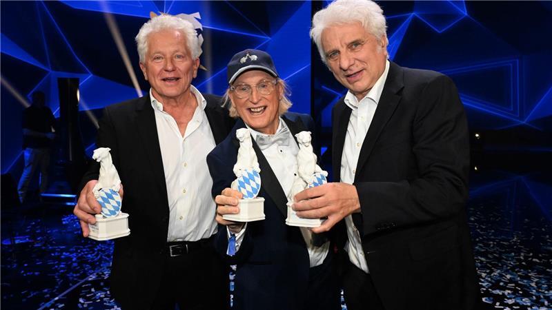 Bilder des Tages Die Preisträger Miroslav Nemec (l-r), Otto Waalkes und Udo Wachtveitl stehen bei der Verleihung des TV- und Streaming-Awards „Blauer Panther“ in der BMW Welt in München auf der Bühne.