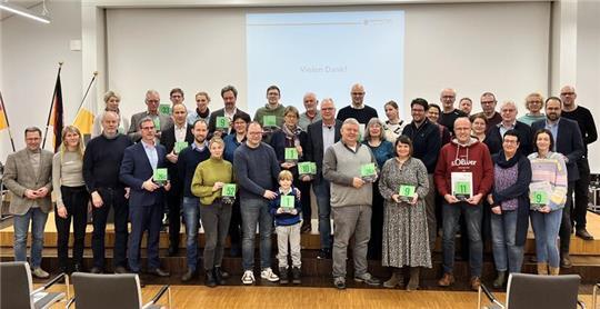 Die Preisträger der Aktion „Grüne Hausnummer“ mit Landrat Kai Seefried (links) im Kreishaus.