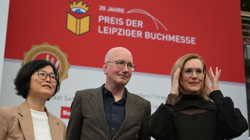 Die Preisträger der diesjährigen Buchmesse: Barbi Marković (r.),  Tom Holert und Ki-Hyang Lee in Leipzig.