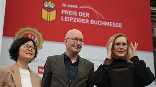 Die Preisträger der diesjährigen Buchmesse: Barbi Marković (r.),  Tom Holert und Ki-Hyang Lee in Leipzig.