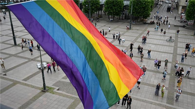 Regenbogenflagge weht am Hamburger Rathaus Die Pride Week sei kein Zirkus, sagte Bürgermeister Peter Tschentscher in Reaktion auf eine Äußerung des Bundeskanzlers.