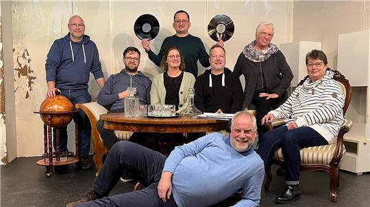 Die Proben für „Een Stünn Roh“ laufen auf Hochtouren, von der Bühne steht erst das Grundgerüst: Bei einer Probe versammeln sich De Hamelwördener Theoterspeeler für ein Gruppenbild.