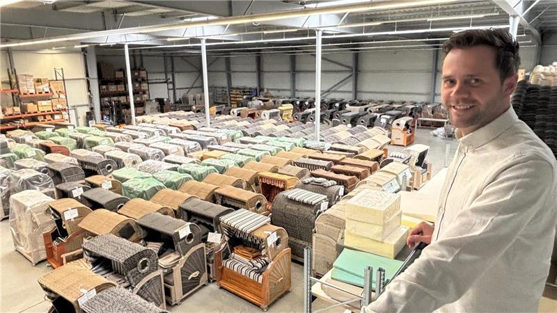Die Produktion in der Strandkorbmanufaktur Buxtehude läuft Ende Februar auf Hochtouren. Geschäftsführer Nils Gosebeck blickt auf das prall gefüllte Lager.