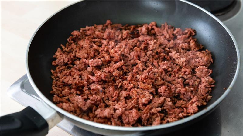 Veggie-Burger & Co.: Fleischersatzproduktion sinkt nach Boom Die Produktion von Fleischersatz war jahrelang gewachsen. (Archivbild)