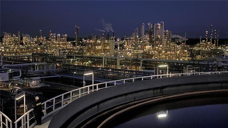 Die Produktionsstätten im Bützflether Chemie-Park bei Nacht.