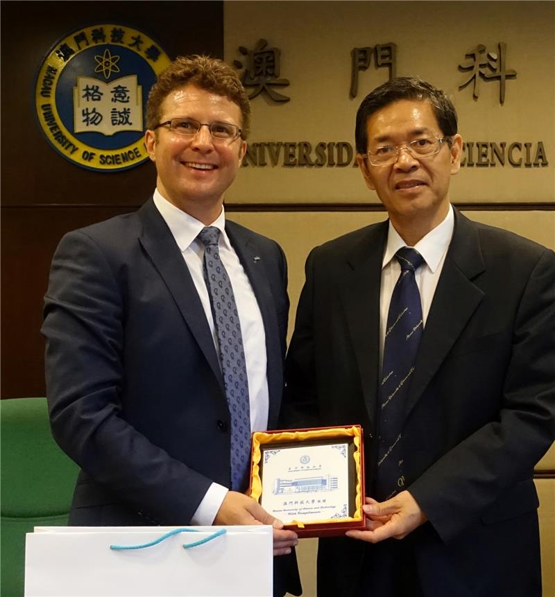 Die Professoren Christian Ringle und Lin Zhijun in Macau bei der Unterzeichnung des Memorandums.
