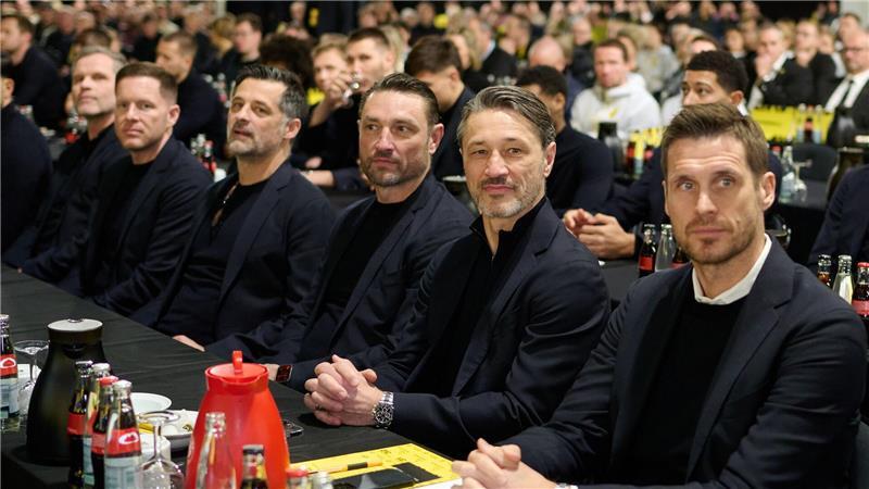 Die Profimannschaft des BVB lauschte der Abschiedsrede von Watzke als Chef der Geschäftsführung