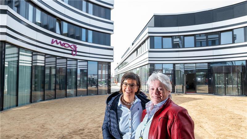 Airbus rüstet an der Elbe auf - Hotelöffnung verzögert sich Die Projektentwicklerinnen von Airbus vor dem imposanten ElbAir-Gebäude, an dem noch nicht alles fertig ist: Doreen Hartwig und Jutta Herfurth (rechts).