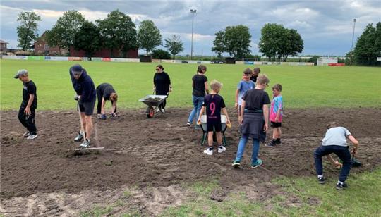 Die Projekthelfer erneuern den abgenutzten Bolzplatz an der Grundschule Steinkirchen.