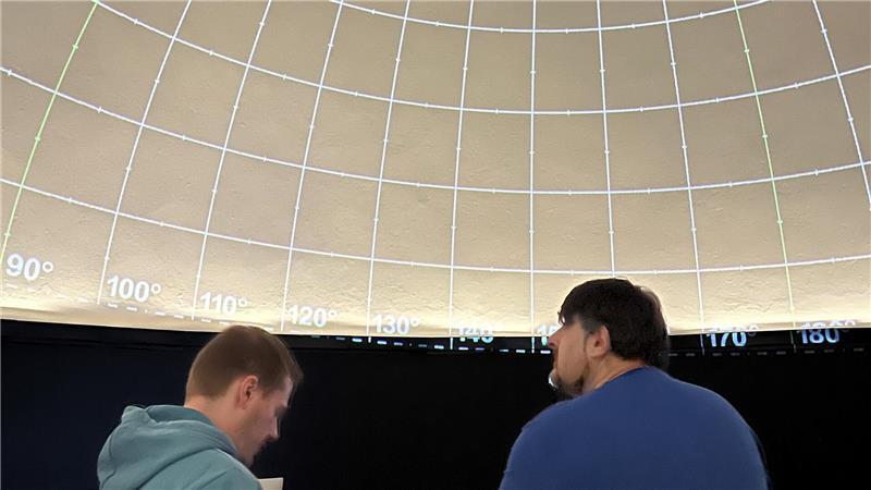 Neues Planetarium: Im Alten Land reisen Besucher durch die Galaxis Die Projektion in der Kuppel wird konfiguriert.