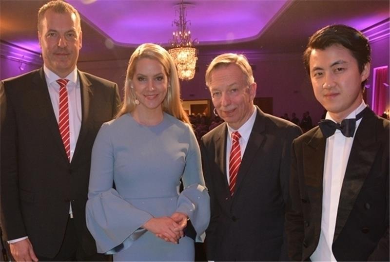 Die Protagonisten des Jahresempfangs der Sparkasse Harburg-Buxtehude: Andreas Sommer, Judith Rakers , Heinz Lüers, Haiou Zhang (von links). Foto Stephan