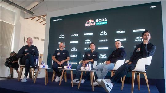 Die Protagonisten im Red-Bull-Team mit dem Tour-Dritten Florian Lipowitz (M.)