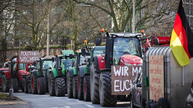 Die Proteste der Landwirtinnen und Landwirte haben den Straßenverkehr in Hamburg an mehreren Stellen teils für mehrere Stunden zum Stillstand gebracht.