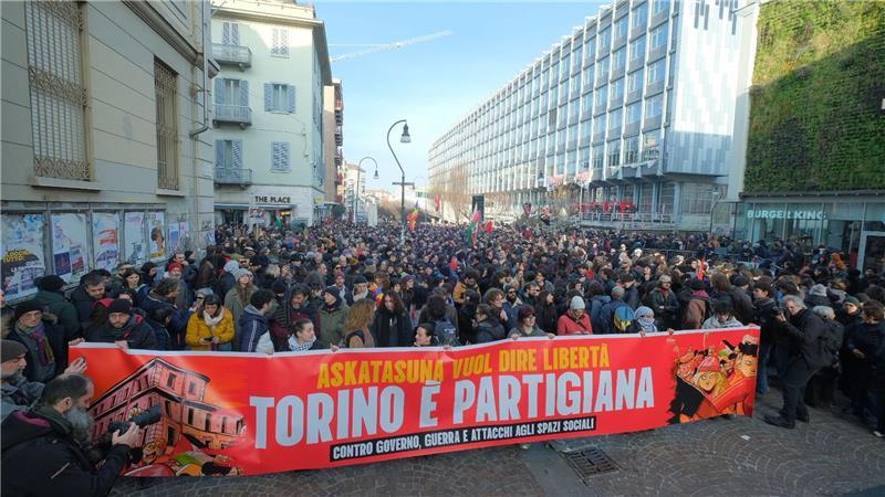 Krawalle in Turin: Mehr als 100 Verletzte Die Proteste richteten sich gegen die Räumung eines linken Kulturzentrums.