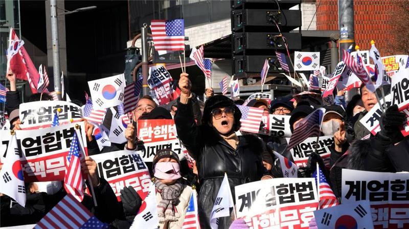 Die Proteste stehen im Zusammenhang mit dem Amtsenthebungsverfahren gegen Yoon Suk Yeol. 
