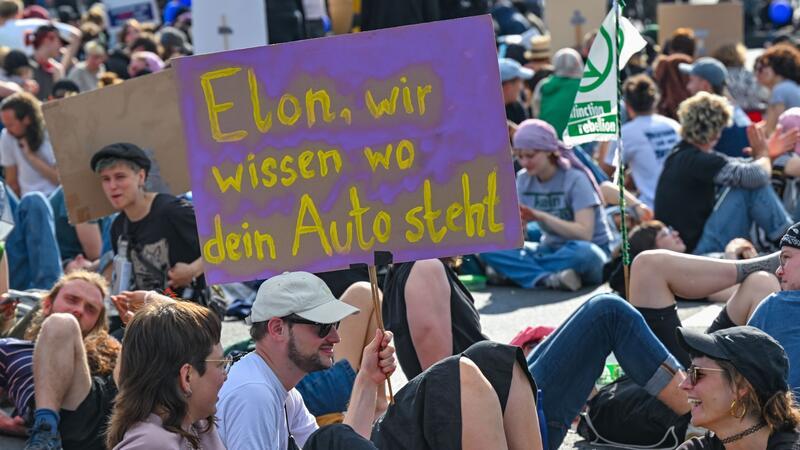 Protest gegen Tesla dürfte nach Aktionswoche weitergehen Die Protestierenden nehmen auch Tesla-Chef Elon Musk aufs Korn.