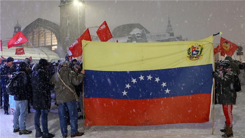 Die Protestierenden trugen eine große venezolanische Fahne.