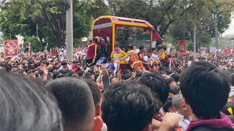 Die Prozession dauert traditionell viele Stunden. (Foto aktuell)