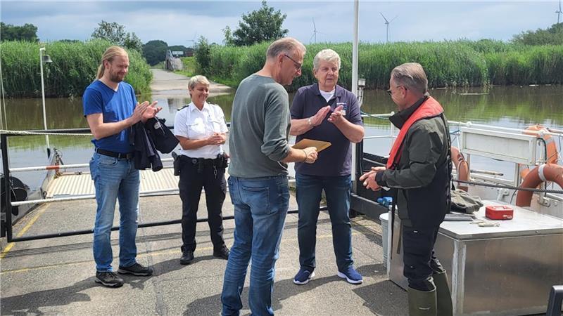 Die Prüfungskommission applaudiert dem neuen Fährmann Ludger Steltenpohl. Holger Körtge gratuliert und übergibt das Fährpatent.