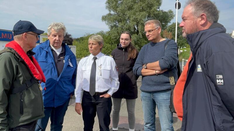 Die Prüfungskommission (von rechts): Hartwig Meyer (NLWKN), Holger Körtge und Madeleine Meyer (beide Landkreis) und Bianka Schwarzbach.