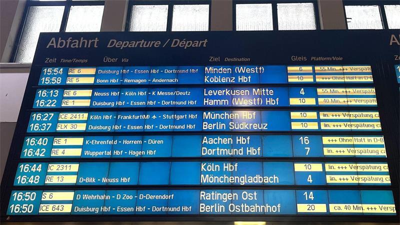 Die Pünktlichkeit im Fernverkehr der Bahn war im Juli genauso niedrig wie im Juni. (Symbolbild)