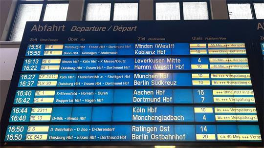 Die Pünktlichkeit im Fernverkehr der Bahn war im Juli genauso niedrig wie im Juni. (Symbolbild)