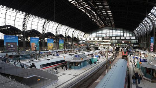 Die Pünktlichkeit von Fernzügen bei Ankunft lag in Hamburg vergangenes Jahr bei 62 Prozent. (Archivbild) 
