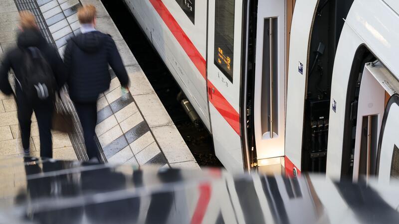 Die Pünktlichkeitsquote der Fernzüge lag am Hamburger Hauptbahnhof bei 61 Prozent. (Archivbild)