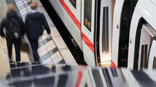 Die Pünktlichkeitsquote der Fernzüge lag am Hamburger Hauptbahnhof bei 61 Prozent. (Archivbild)