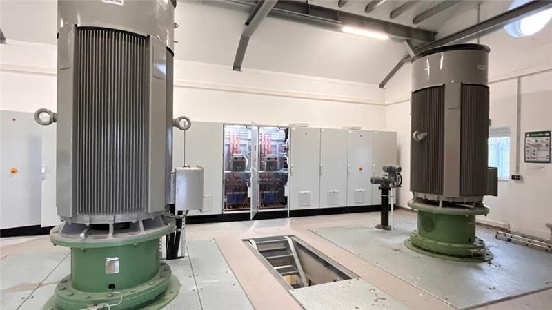 Neues Oste-Schöpfwerk in Betrieb: Warum sich der Start verzögert hat Die Pumpen im neuen Schöpfwerk sind tief vor dem Ostedeich versenkt. In den Schaltschränken hinter den Pumpen befindet sich die Steuerung.