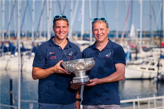 Die Punkbesten im zweiten Teil der Kieler Woche mit den internationalen Klassen: Kay-Uwe Lüdtke (rechts)/Kai Schäfers (Berlin/Hannover) gewinnen als Sieger im Flying Dutchman (FD) auch die Kommodore-Schale des Kieler Yacht-Clubs. Foto: Sascha Klahn/dpa