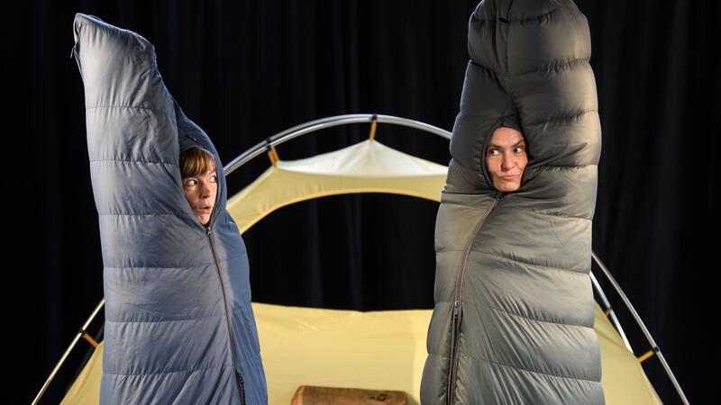 Die Puppenspielerinnen Annika Pilstl und Dorothee Carls vom Ensemble „Die Exen“ gastieren mit „Heidis Geheimnis“ im Stadeum.