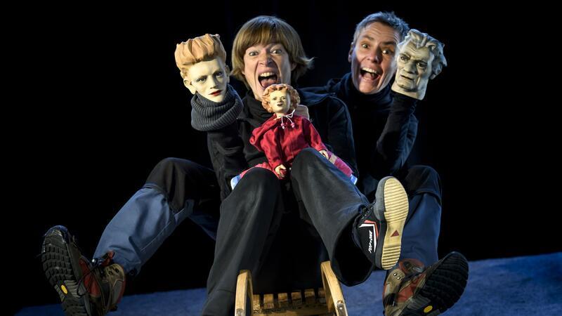 Die Puppenspielerinnen Annika Pilstl und Dorothee Carls vom Ensemble „Die Exen“ gastieren mit „Heidis Geheimnis“ im Stadeum.