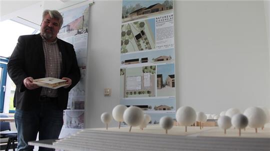 Die Qual der Wahl: Museumsleiter Lars Lichtenberg zeigt eines der zwölf entworfenen Modelle.