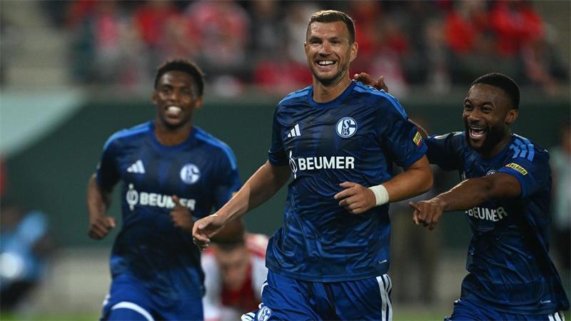 Die Qualität von Edin Dzeko (M) ist unbestritten. (Archivbild)