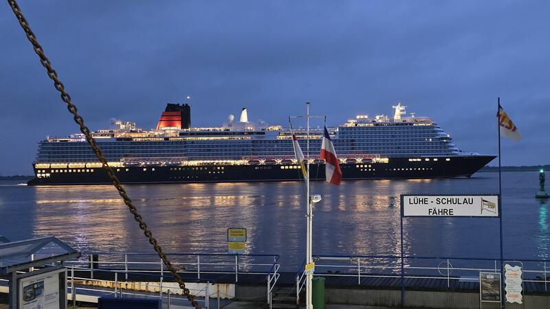 Kreuzfahrtschiff „Queen Anne“ fährt am Abend erneut am Kreis Stade entlang Die "Queen Anne" fährt um 4.30 Uhr auf der Elbe am am Lühe-Anleger vorbei.