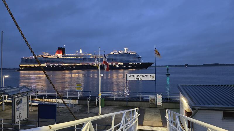 Ocean Liner auf der Elbe: „Queen Mary 2“ passiert den Landkreis Stade Die "Queen Anne" fuhr im Juli auf der Elbe am Lühe-Anleger vorbei.