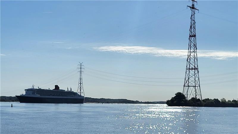 Die Queen Mary 2 passiert Lühesand, aufgenommen bei Twielenfleth.