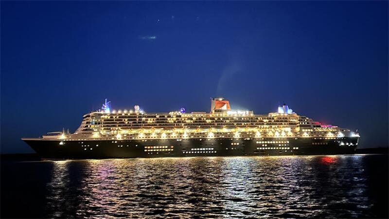 „Queen Mary 2“ auf der Elbe – Schnappschüsse der TAGEBLATT-Leser Die „Queen Mary 2“ passierte am Dienstagabend Stadersand.