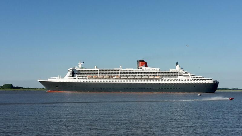 Ocean Liner auf der Elbe: „Queen Mary 2“ passiert den Landkreis Stade Die "Queen Mary 2" vor Grünendeich, fotografiert von Gisela Kehr.